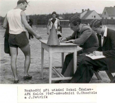 1947: Rozhodčí při utkání Sokol Čáslav - AFK Kolín, závodníci O. Chochola a J.Petrlík
