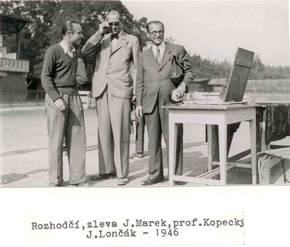 1946: rozhodčí, zleva J.Marek, prof. Kopecký, J. Lončák