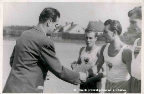 1945: Mirek Tuček přebral pohár od Václava Stárka