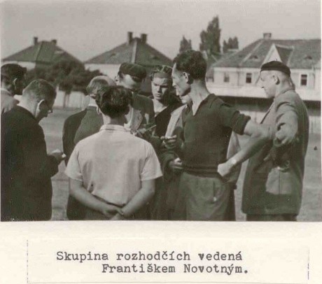 1947: skupina rozhodčích vedená Františkem Novotným