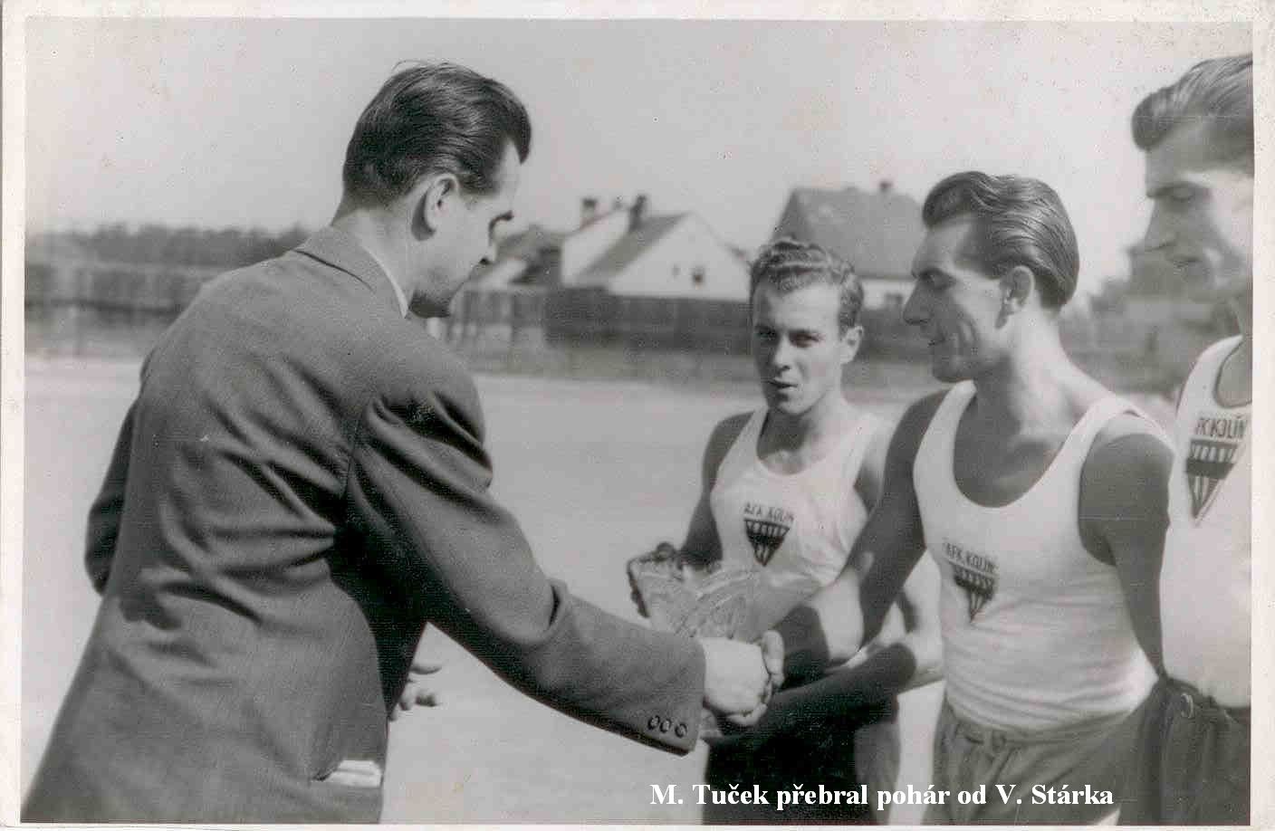 1945: Mirek Tuček přebral pohár od Václava Stárka